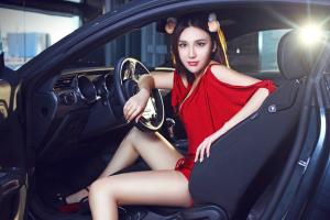 极品性感大胸美女车模与野马